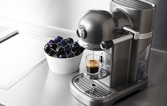 Кофемашина течет снизу Nespresso